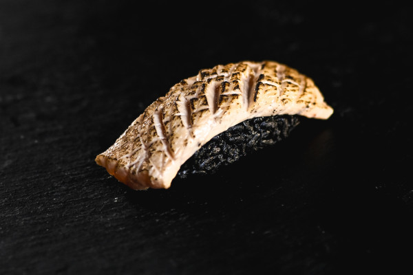 Nigiri łosoś przypalany